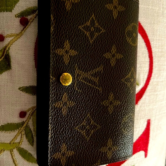 LUIS VUITTON
Compact Wallet - Picture 6 of 11